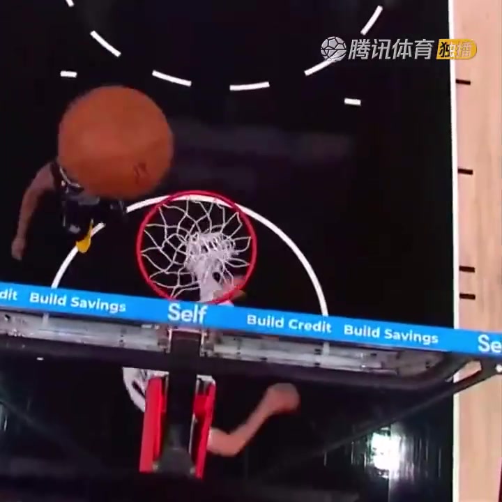 罕見(jiàn)一幕！努爾基奇拋投 球神奇停在籃板上沿 看呆凱爾登?。ㄅ瑺柣婕\）