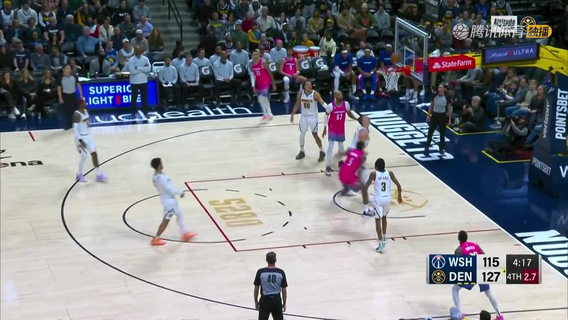 和我一隊(duì)沒(méi)這么厲害？巴頓在約基奇頭上搶到前場(chǎng)籃板霸氣補(bǔ)籃得手（約翰·巴頓）