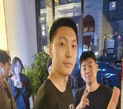 小曾穿籃網(wǎng)訓(xùn)練褲！網(wǎng)友在曼哈頓遇到曾凡博胡明軒：兩人都很友好