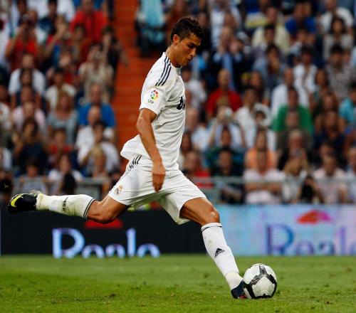 誰(shuí)是歐冠賽場(chǎng)上的任意球大師攻入10球以上僅三人，C羅獨(dú)占鰲頭