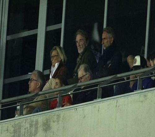 郵報：尼斯歐聯(lián)杯不敵羅馬，拉特克利夫現(xiàn)場觀戰(zhàn)神情沮喪