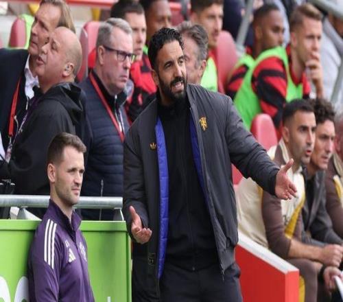 曼聯(lián)死忠球迷：曼聯(lián)已經(jīng)換了很多主教練，但至今都沒扭轉(zhuǎn)局面