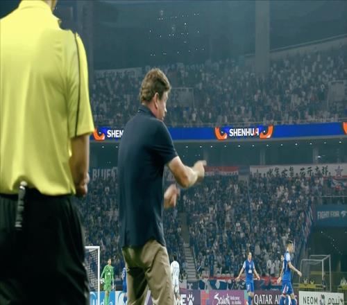 3失必進(jìn)球！斯盧茨基抓狂，亞冠：申花痛失3分，球迷憤怒讓他走